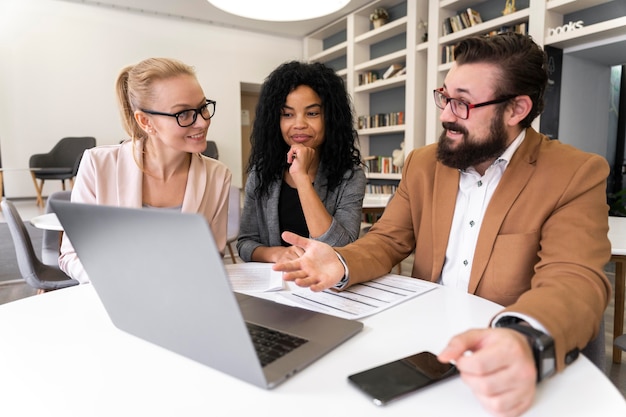 Curso de literacia financeira com dicas de economia e investimento seguro