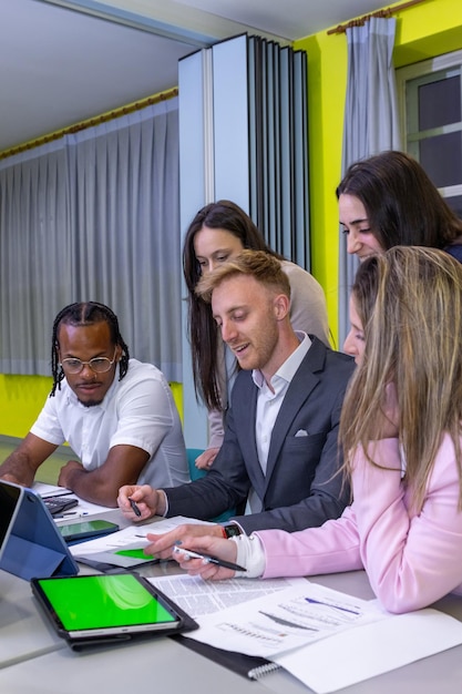 Estratégias de gestão de recursos e conhecimento econômico prático