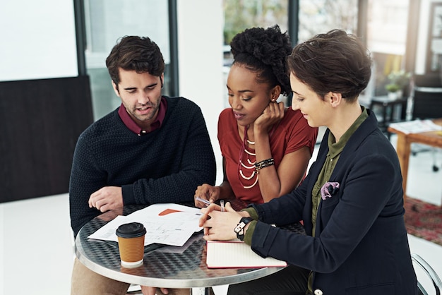 Treinamento em competências financeiras e controle de gastos mensais
